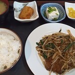 Izakaya Akichan - レバニラ定食。副菜3品付