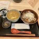 和食と日本酒 田 - 肉そば温800円、ちょいカレーご飯300円