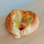 エディアールベーカリー - フロマージュミニョン　外側カリッと中はもっちり詰った食べやすいフランスパン生地に、ナチュラル・チェダー・スモークの3種類のチーズがたっぷり入っています☆チーズ好きにオススメです^_^