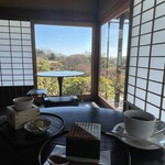Cafe raku - 窓辺の風景