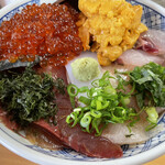Hanafusa - もう一つより、日本海丼のウニイクラを分け分け^_^