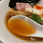 酒肴場 屯 - しっかりした煮干し感の淡麗清湯醤油スープ