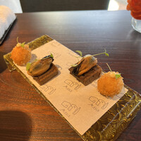 MASIA - ランチMijtdia６０５０円。生チョリソーとマンチェゴチーズのクロケッタ、黒オリーブ ムール貝 炭火焼き野菜のマリネ。熱々のコロッケは味わうと生チョリソーがコクを出しています（╹◡╹）