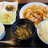 Chaini-Zu Dainingu Yume - 日替わり定食(税込800円)
                メイン食材は油淋鶏(モヤシ、刻み葱、刻みトマトのタレ)
                副菜で①千切りキャベツ②中華風煮大根③木耳と胡瓜の炒め物④春雨サラダ
                白ご飯、中華スープと杏仁豆腐(クコの実載せ)