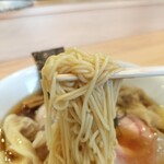 飯田商店 - スープを持ち上げる麺