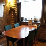洋風居酒屋カルム - テーブル席は仕切りがあります。