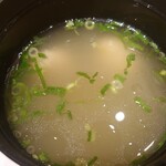 鶏三和 - スープ。鶏団子小さめ。あとは葱。