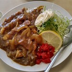 197480133 - カツカレー950円(税込)
                      パッとみ生姜焼きかと見間違える鮮やかさ！カレーはトロトロで旨味が凝縮されています♪
                      マヨがかかってる所と一緒に食べると背徳感ヤバイ｡ロースカツも厚みがあり脂身も甘くて旨い！