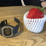 Strawberry Factory - 特大蜂蜜いちご　腕時計と並べてみた。大きさ分かります？