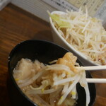 わいるどラーメン ごんぞう - 味つけ脂で野菜を味わう♪