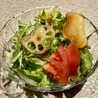 鮨なかの - ランチコースにセットのサラダ。さつま芋のチップストッピングが川越らしいですね♪ 葉物野菜に柑橘系のサッパリドレッシング。