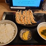 餃子販売所 新宿小滝橋通りいち五郎 - 餃子定食は餃子10個　ご飯はこれで普通盛りです