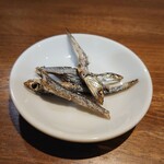 麺屋 いちびり NEXT - つきだしの煮干しの素揚げ