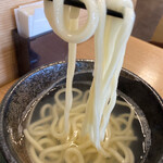 はなまるうどん - 自社工場直送の機械打ち生うどん　釜揚げとかま玉は茹でたて（要10分）