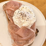 くじゃくベーカリー - サワードウ　生ハムとポーチドエッグのせ