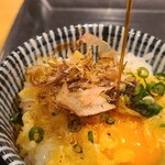 竹國 武蔵野うどん - 特製の醤油出汁をかけます