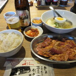 やみつきホルモン 利久 - ミックスホルモン定食 (冷麺)　1230円(税別)　(2023.1)