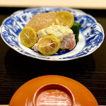 道人 - ②食前酒
      ～先ずはご主人から杯を頂きます。本日は「澤屋まつもと(京都伏見の松本酒造)」。お酒はあまり詳しくないが香りが放つ雰囲気は好きだな。