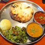 タンドールバル カマルプール - ランチセット（マトンカレー、チキンキーマ、チーズクルチャ、イエローライス、サラダ）
