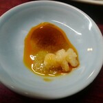 新シン - おろしニンニク、辣油、酢、醤油を調合