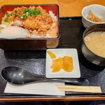 海鮮茶屋 一鮮 - 【2023.2.20(月)】日替わり丼(ロースカツ・親子丼)900円