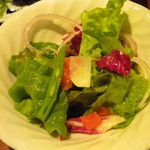 ビストロ マブール - シンプルなグリーンサラダはオリジナルドレッシングとよく絡み合っておいしかったです。