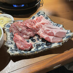 ジンギスカン羊羊亭 - 最初に出てくる皿、これに味付きジンギスカン、海老が来ます。