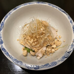 齋華 - 蒸し鶏　下に菜の花　白髪ネギ　ナッツ