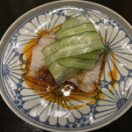 齋華 - 雲白肉（ウンパイロー）　蒸した豚肉の上に胡瓜