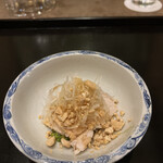 齋華 - 蒸し鶏　下に菜の花　白髪ネギ　ナッツ