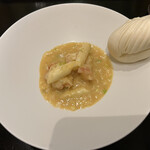 齋華 - ホワイトアスパラと海老の炒め物　白腐乳を使ったチリソース　花巻