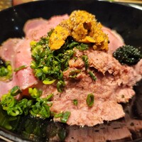 個室和食 肉割烹 吟次郎 品川駅前店 - ローストビーフと黒毛和牛プレミアムコンビーフの牛肉ひつまぶし