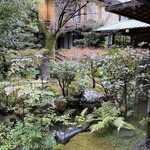 料亭か茂免 - 白壁にこんなところがあるんですね〜