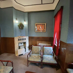 料亭か茂免 - まずば待合室へ通されます。
      あえてエアコンを付けていないのがいい。
      風情が無くなりますもんね！