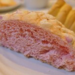 オーブン フレッシュ キッチン - 料理写真:（2023/1月）苺チョコチップメロンパン断面