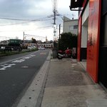 うどん 陣 - 店の前から踏切を望む・・・