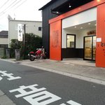 うどん 陣 - 店舗概観・・・親父さんバイク好きですね。