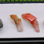 Tatsumi Sushi - 右端の鮭の上に乗ってるのは、鮭の腎臓の塩辛でめふんとの事