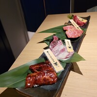 にく稲 - にく稲特製タレ肉盛り合わせ 雪むろ芳醇和牛希少部位とハラミ四種盛り合わせ 再仕込み醤油の合わせタレ 季節のフルーツコンポートとジュレ にんにくハラミ