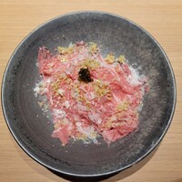 にく稲 - 生赤身肉のふわふわかき氷 キャビア添え 特製塩で