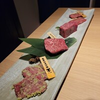 にく稲 - 塩肉盛り合わせ 牛タンと雪むろ芳醇和牛希少部位の四種盛り 上たん塩 特製塩タレ 山葵焼き 赤身ステーキ瞬間スモーク