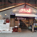 かき小屋 - お店入口　外にカキの殻がいっぱい。