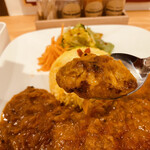 Curry House 光 - スプーンに鶏モモ肉をのせる