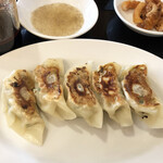 紅葉亭 - あんにしっかりと味付けされた餃子。お酢に胡椒たっぷりでいただきました