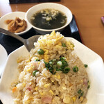 紅葉亭 - パラパラすぎず、良い香りがします。具材にはミックスベジタブルが使われているもよう。チャーハンやかつ丼のグリンピースが好きなのでうれしい限り