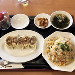 紅葉亭 - 五目チャーハンと餃子セット900円。相方さんが注文