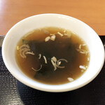 紅葉亭 - わかめスープ。醤油ラーメンのスープでしょうか
