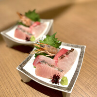 六献 品川店 - ②向附：旬の鮮魚お造り あしらい一式　
                  　　　　　鰆、鰤、鯛、鮪中トロ、海老