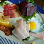 （盛り合わせ）赤身の刺身・本皮の刺身・ベーコン・スモークベーコン・尾羽雪・さえずり
