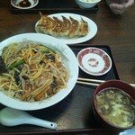 晩翠 - 牛肉細切り炒め丼　と　餃子ｗｗ